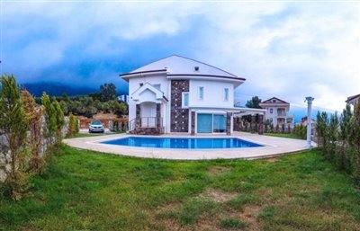 Villa / Détaché de 4 chambres à vendre à Ovacik