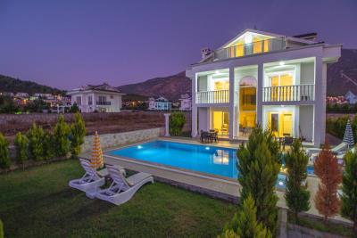 Villa / Détaché de 4 chambres à vendre à Ovacik