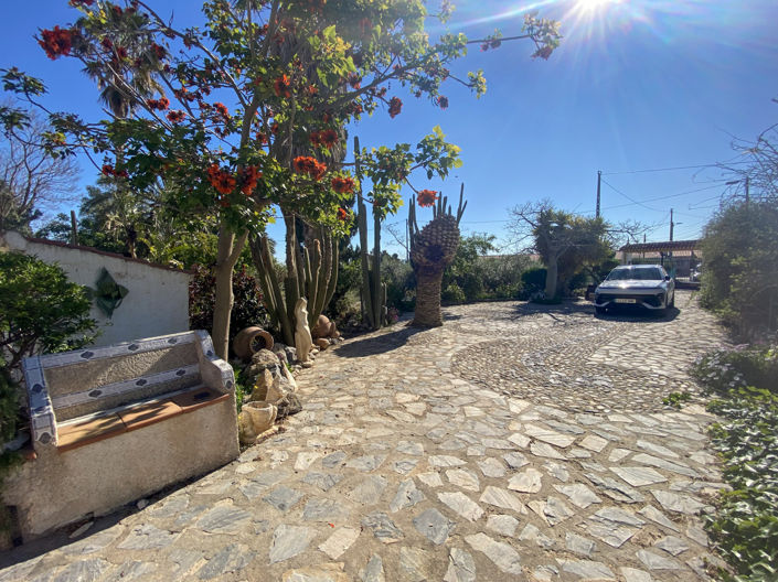 Image No.2-4 Bed Property for sale