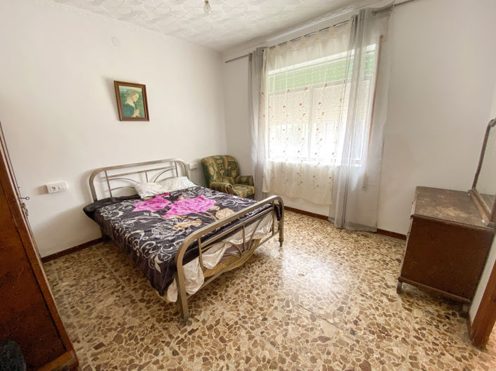 Image No.16-6 Bed Property for sale