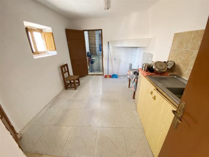 Image No.16-6 Bed Property for sale