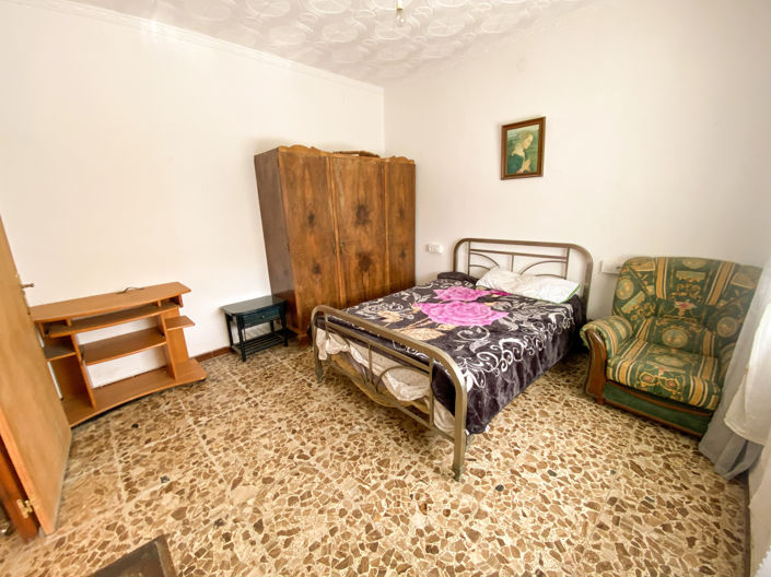 Image No.17-6 Bed Property for sale