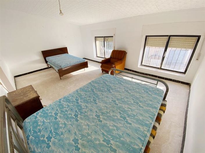 Image No.17-6 Bed Property for sale