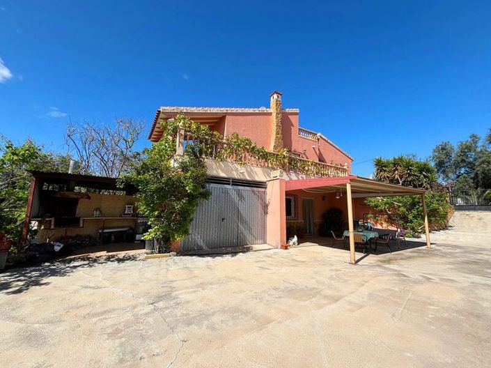 Image No.1-4 Bed Property for sale