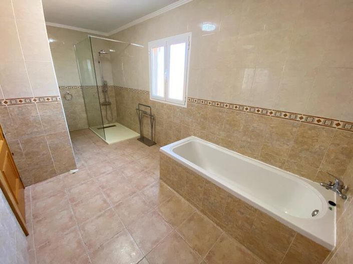 Image No.20-3 Bed Property for sale