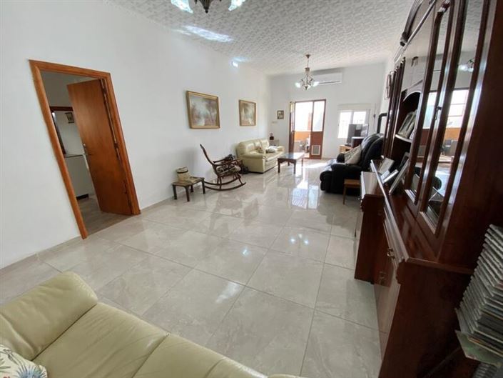 Image No.9-5 Bed Property for sale