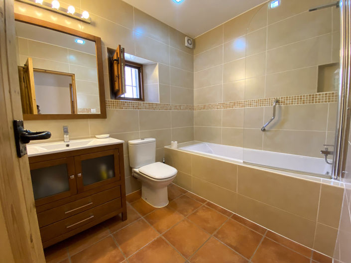 Image No.25-9 Bed Property for sale
