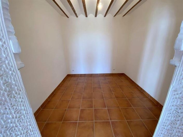 Image No.32-9 Bed Property for sale