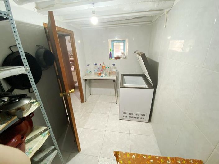 Image No.16-6 Bed Property for sale