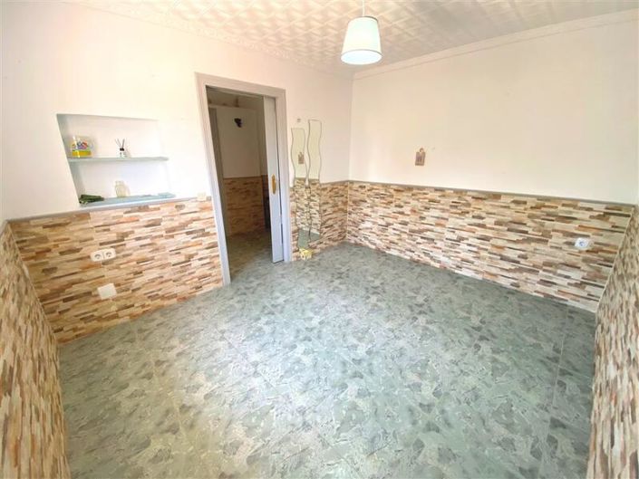 Image No.12-4 Bed Property for sale