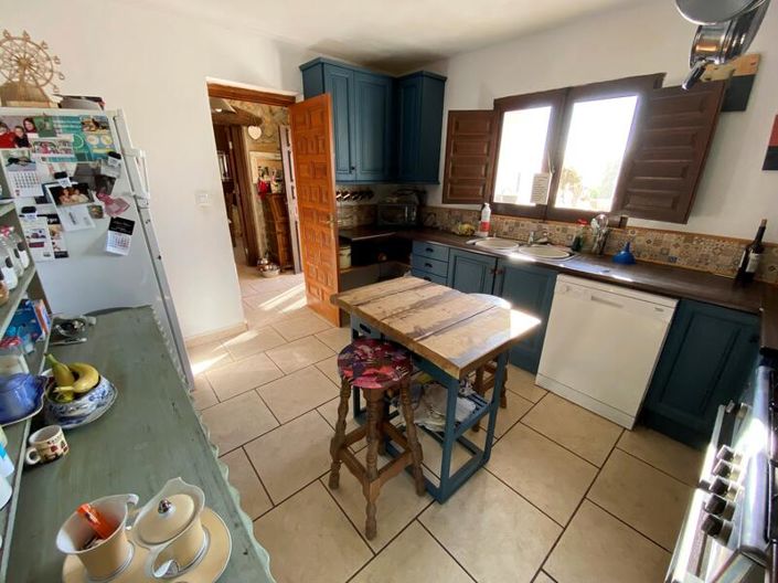 Image No.12-5 Bed Property for sale