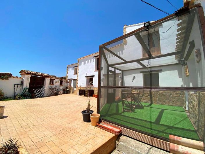 Image No.6-5 Bed Property for sale