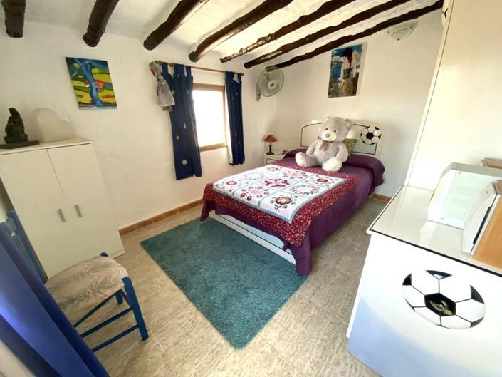 Image No.15-6 Bed Property for sale