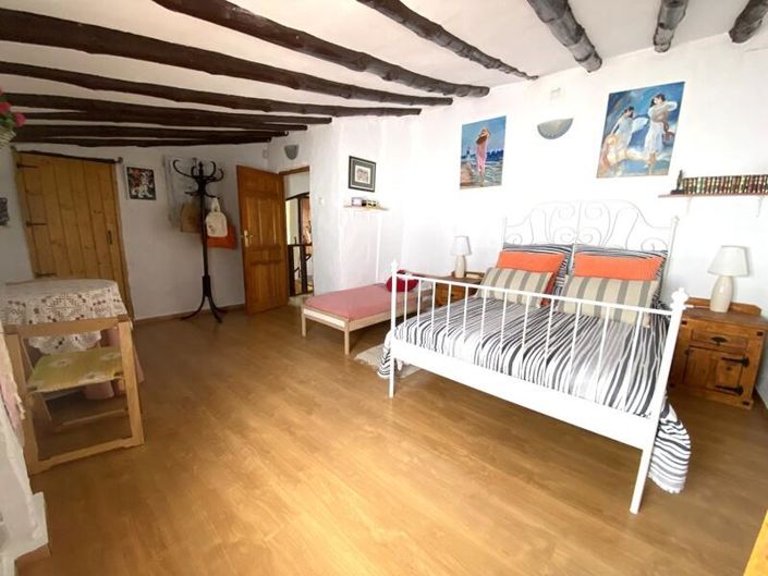 Image No.21-6 Bed Property for sale