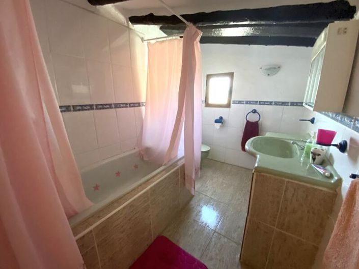 Image No.22-6 Bed Property for sale