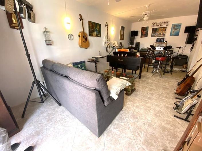 Image No.28-6 Bed Property for sale