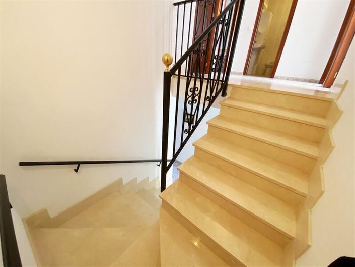 Image No.17-6 Bed Property for sale