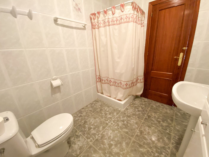 Image No.22-6 Bed Property for sale