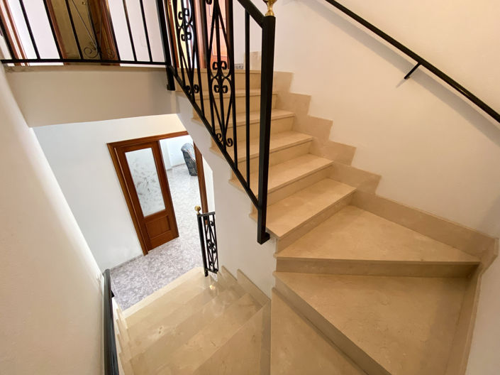 Image No.35-6 Bed Property for sale