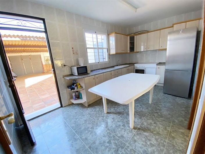 Image No.5-6 Bed Property for sale