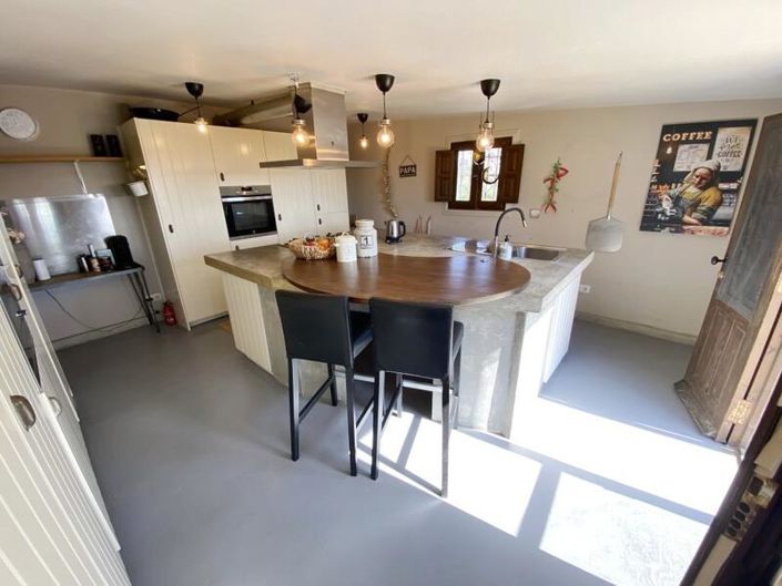 Image No.10-9 Bed Property for sale