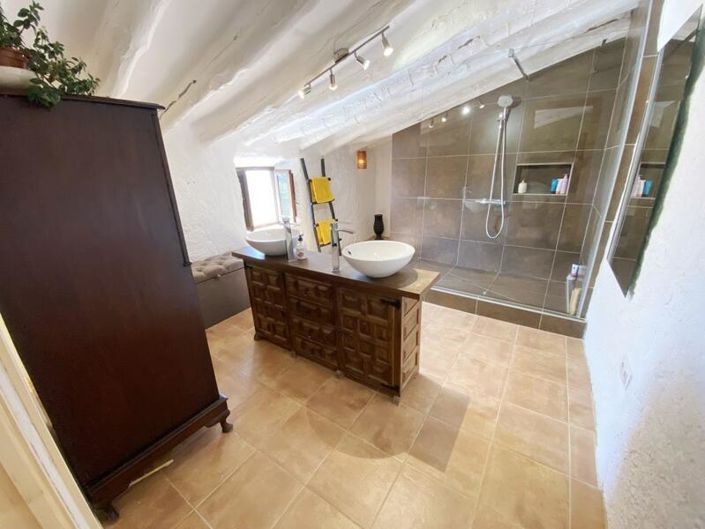 Image No.17-9 Bed Property for sale