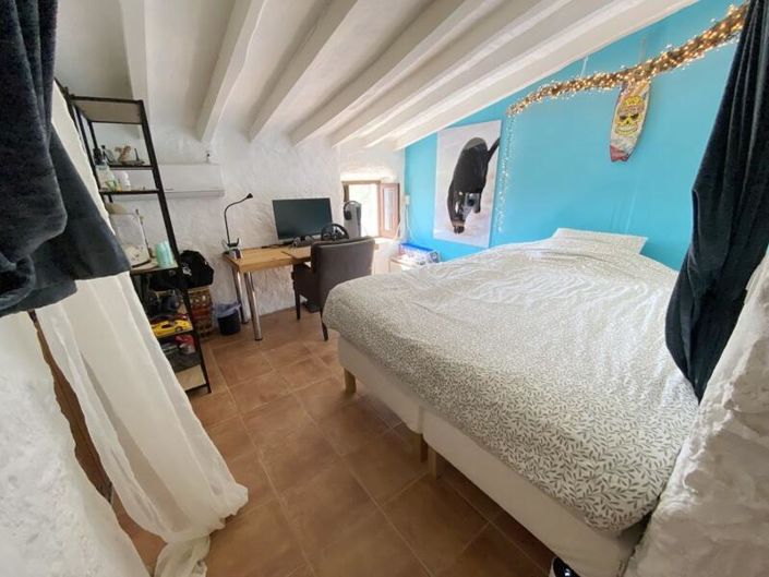 Image No.18-9 Bed Property for sale