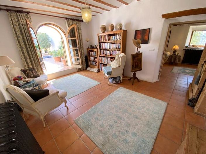 Image No.19-7 Bed Property for sale