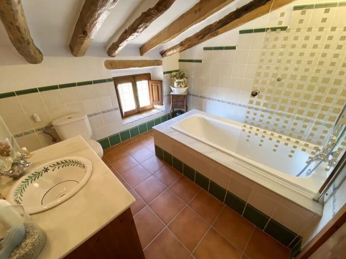 Image No.32-7 Bed Property for sale