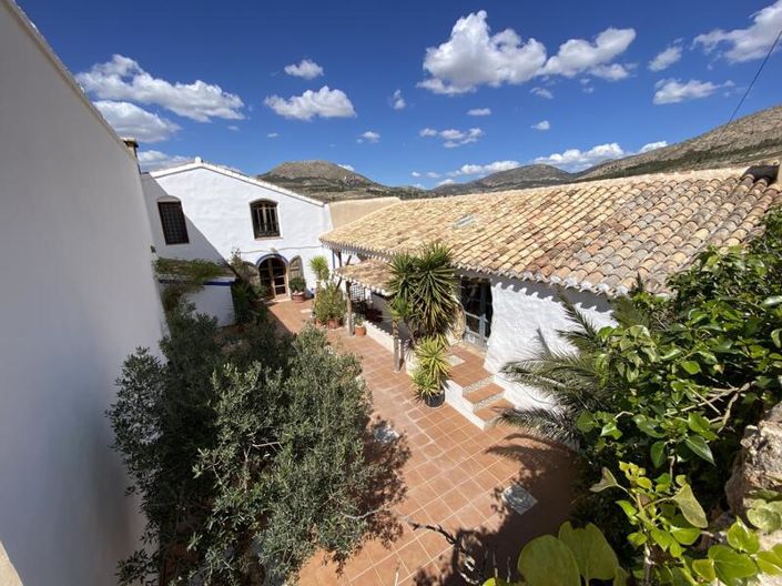 Image No.40-7 Bed Property for sale