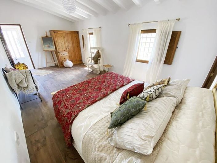 Image No.20-5 Bed Property for sale