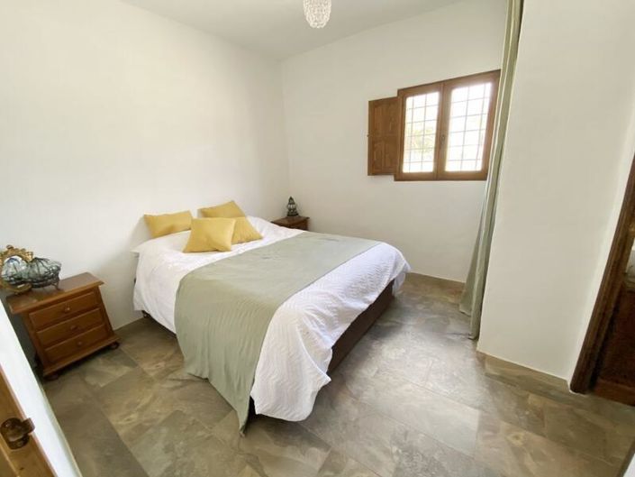 Image No.27-5 Bed Property for sale