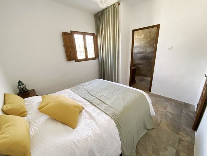 Image No.28-5 Bed Property for sale