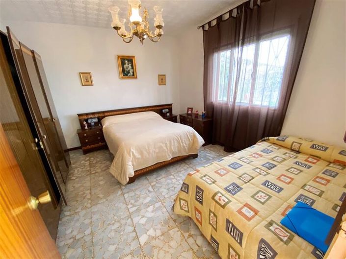 Image No.12-4 Bed Property for sale