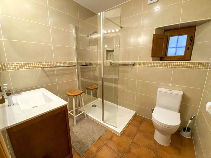 Image No.20-9 Bed Property for sale