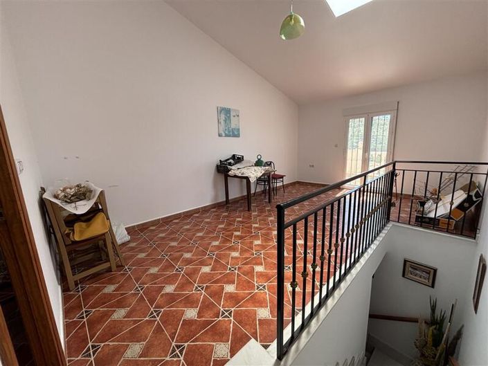 Image No.28-8 Bed Property for sale