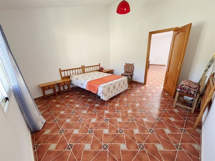 Image No.30-8 Bed Property for sale