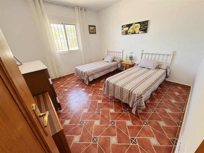 Image No.8-8 Bed Property for sale