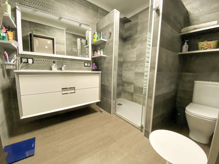 Image No.8-5 Bed Property for sale