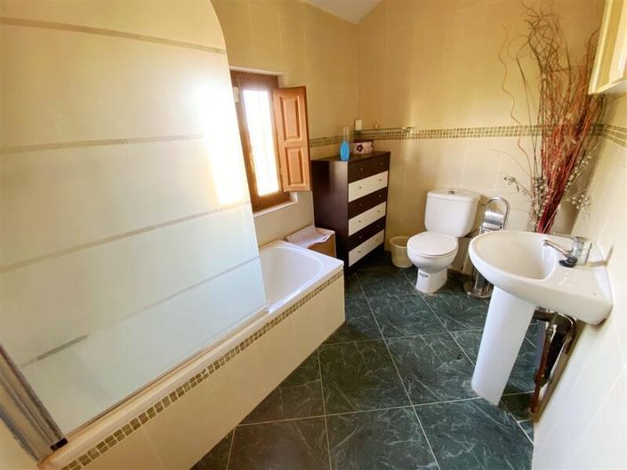 Image No.25-4 Bed Property for sale