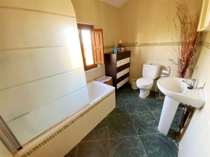 Image No.26-4 Bed Property for sale