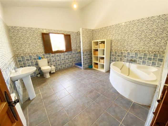 Image No.32-4 Bed Property for sale