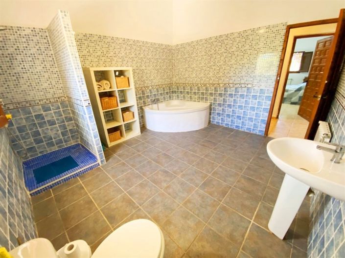 Image No.34-4 Bed Property for sale