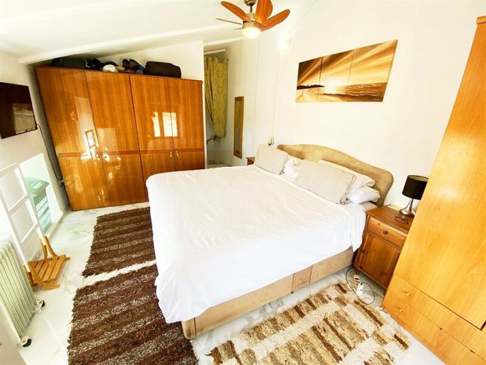 Image No.11-6 Bed Property for sale