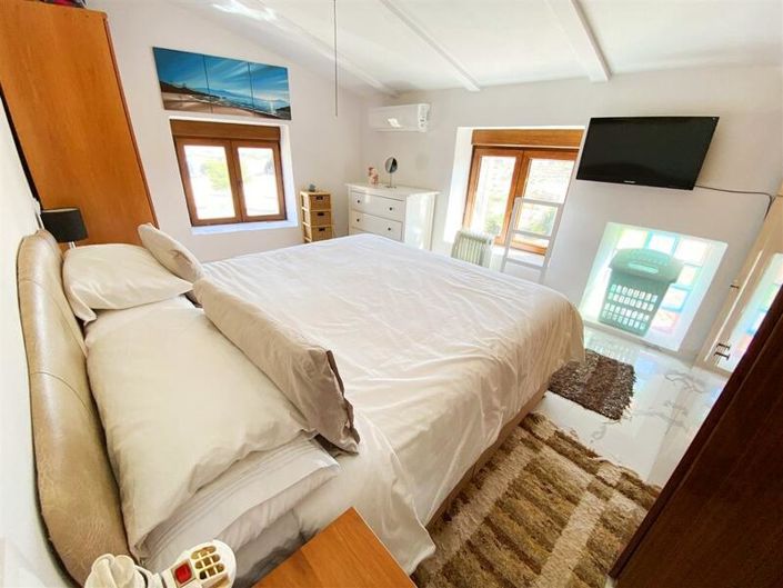 Image No.12-6 Bed Property for sale