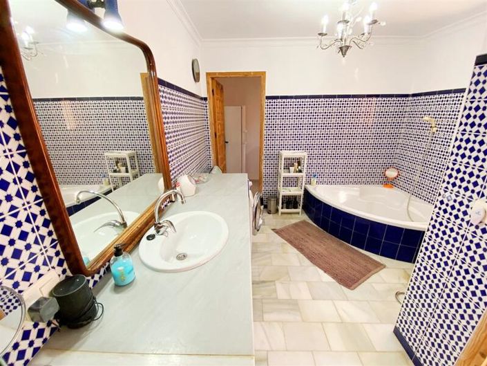 Image No.15-6 Bed Property for sale