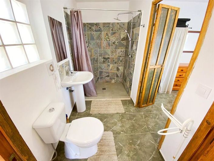 Image No.20-6 Bed Property for sale