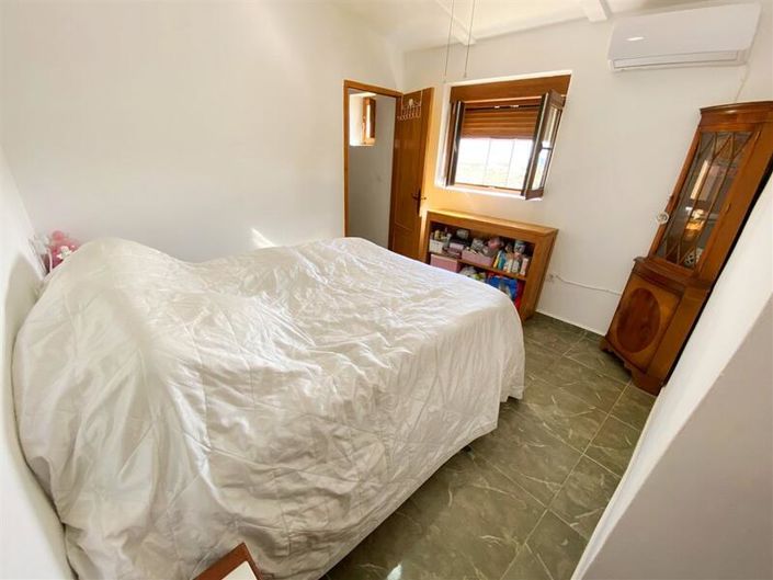 Image No.27-6 Bed Property for sale