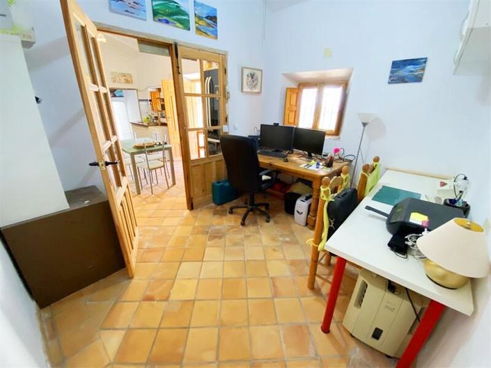 Image No.6-6 Bed Property for sale