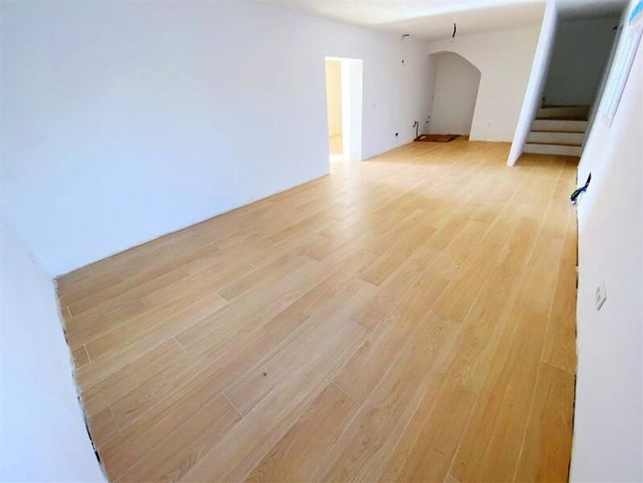 Image No.10-3 Bed Property for sale